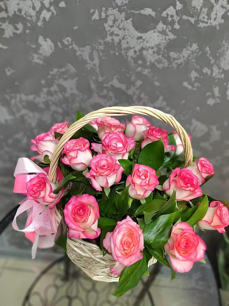Цветочная композиция из Розы в корзине в Дровосеки