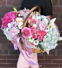 Композиция солнечный день в Дровосеки Цветочная композиция из Розы, Хризантемы, Пионы и Лизиантусы в корзине в Дровосеки