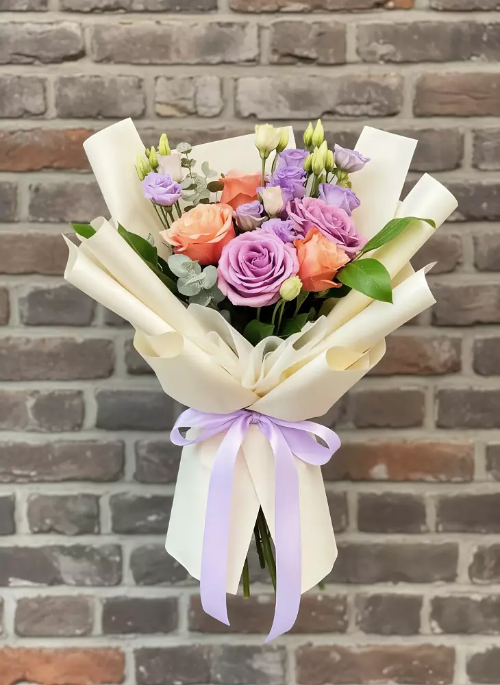 Букет цветов из: Лизиантусы и Розы в Дровосеки