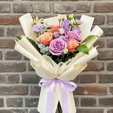 Букет цветов из:  Лизиантусы и Розы в Дровосеки