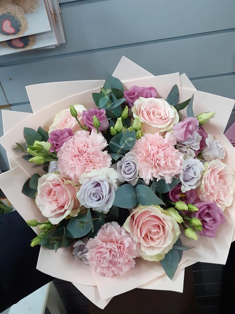 Букет цветов из: Розы, Гвоздики и Лизиантусы в Дровосеки